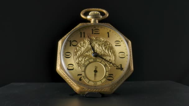 Золотий Старовинний Кишеньковий Годинник Руками Бігають Колу Часовій Шкалі Відео — стокове відео