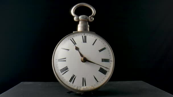 Срібний Старовинний Кишеньковий Годинник Руками Бігають Колу Часовій Шкалі Відео — стокове відео