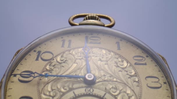 Золотий Старовинний Кишеньковий Годинник Годинниковими Руками Працюють Колу Часовій Шкалі — стокове відео
