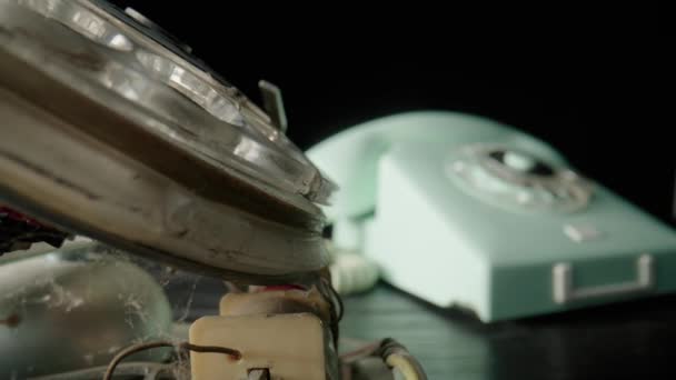 Старый Разобранный Роторный Телефон Крупным Планом Внутренних Частей Черном Фоне — стоковое видео