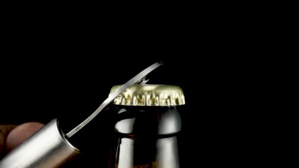Крышка Стеклянной Коричневой Бутылке Пива Макросъемка Открывающей Бутылки Металлической Открывашки — стоковое видео