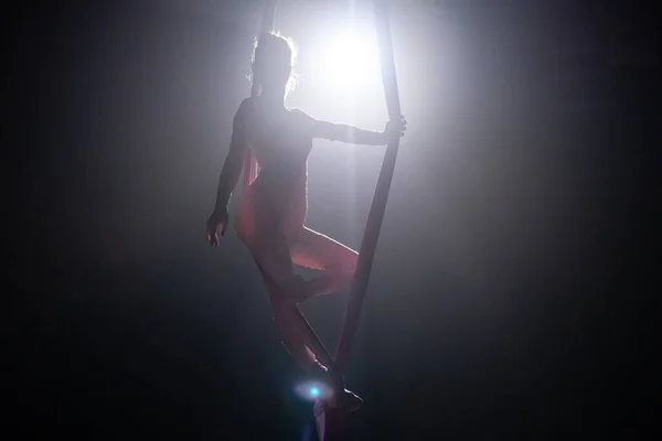 Young Woman Performing Circus Aerial Silk Dark Backlight Female Equilibrist — Foto Stock