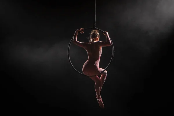 Young Woman Aerialist Sitting Aerial Ring Circus Dome Athlete Acrobat — Stockfoto