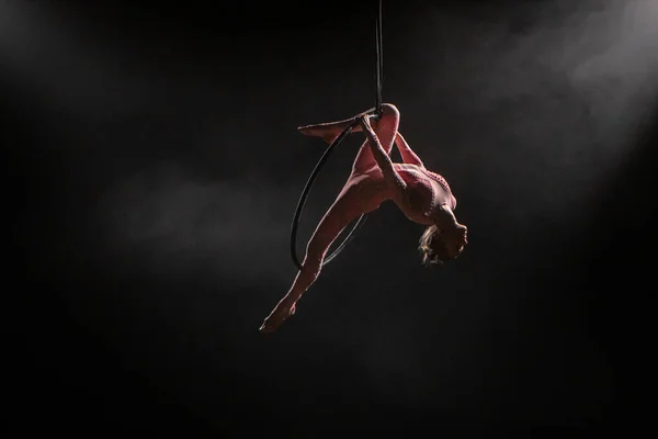 Aerial Acrobat Air Ring Young Woman Performs Acrobatic Elements Air — Stock Photo, Image