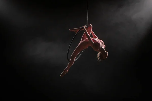 Aerial Acrobat Air Ring Young Woman Performs Acrobatic Elements Air — Stok Foto