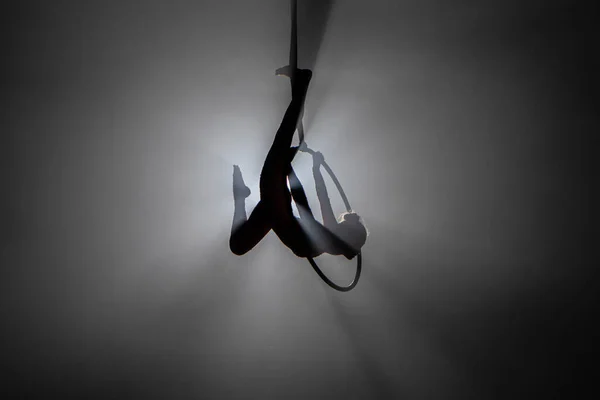 Silhouette Young Woman Gymnast Performs Acrobatic Stunts Air Hoop Dome — ストック写真