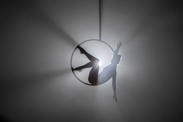 Aerial Acrobat Air Ring Young Woman Performs Acrobatic Elements Air — Stok Foto