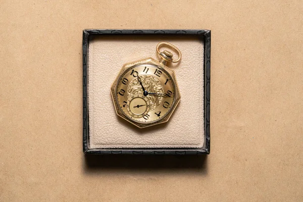Золотые Винтажные Восьмиугольные Американские Карманные Часы Маркировкой Подарочной Коробке Бежевом — стоковое фото