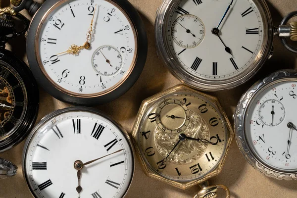 Набір Старовинних Золотих Срібних Кишенькових Годинників Ретро Механічний Годинник Білими — стокове фото