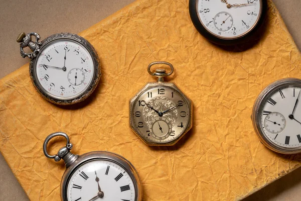 Set Vintage Pocket Watches Lying Book Gold Cover Dials Gold — Fotografia de Stock