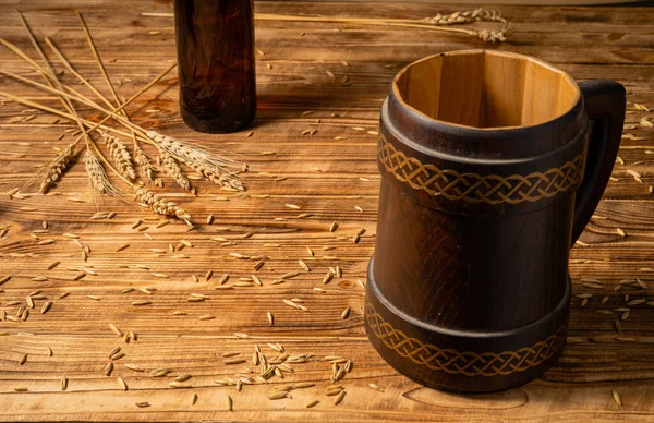Oak Mug Handle Glass Brown Bottle Wooden Table Pub Bar — Stock Fotó