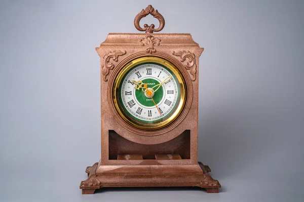 Old Plastic Table Clock Ussr Gold Stopped Hands Brown Vintage — Photo