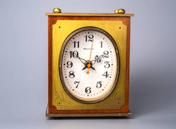 Old Wooden Varnished Clock Oval Dial Hands Brown Vintage Watch — Fotografia de Stock