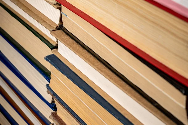 Shelves Old Books Stacks Textbooks Red Blue Green Covers Paper — Stockfoto