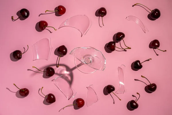 Ripe Red Sweet Cherries Tails Scattered Pink Background Shattered Wineglass — 스톡 사진