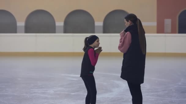 Entrenadora Profesional Dando Consejos Alumno Patinaje Artístico Antes Salir Patinar — Vídeos de Stock