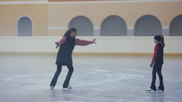 Une Entraîneure Professionnelle Patinage Artistique Démontre Son Élève Bonne Exécution — Video