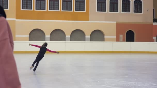 Ein Kleines Mädchen Läuft Auf Der Eisarena Schlittschuh Stürzt Und — Stockvideo