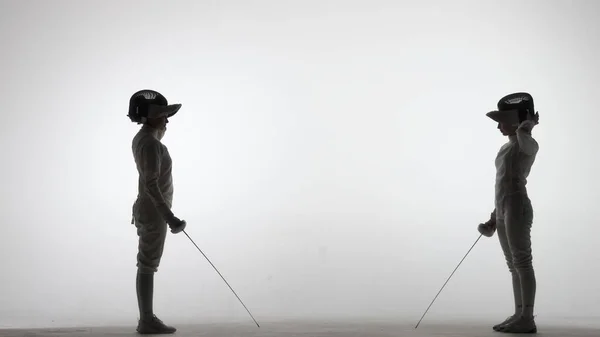 Vue Latérale Deux Jeunes Escrimeuses Avec Rapaces Athlètes Uniforme Masque — Photo