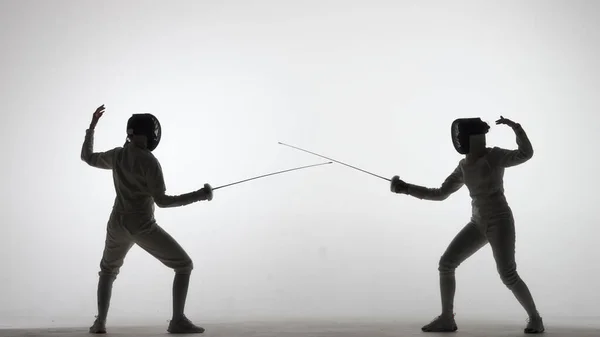 Seitenansicht Zweier Junger Schwertkämpferinnen Mit Gekreuzten Degen Sportler Uniformen Und — Stockfoto