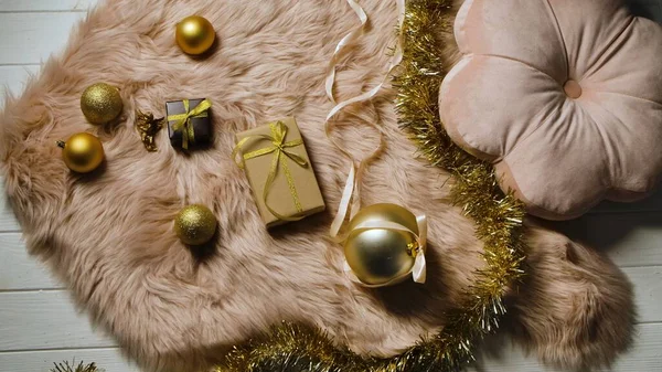 金银花 有蝴蝶结的礼品盒 圣诞球和一个天使雕像被放在米色蓬松的毛皮上 准备度假和祝贺你 圣诞及新年概念 — 图库照片