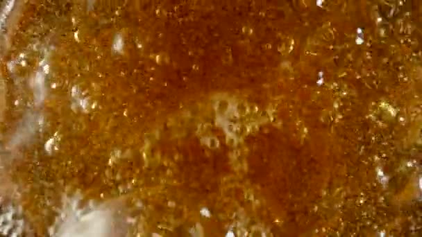 Cairan Amber Menuangkan Gelas Pandangan Atas Aliran Emas Bir Sari — Stok Video