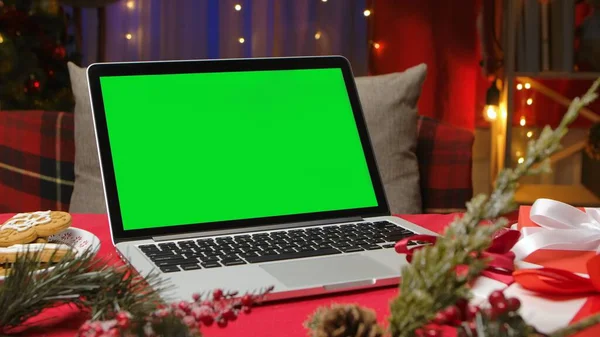 Зелений Екран Ноутбук Стоїть Червоному Столі Кімнаті Різдвяними Прикрасами Місце — стокове фото