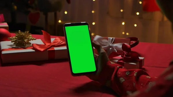 Womans Mano Celebración Teléfono Inteligente Con Pantalla Verde Croma Clave —  Fotos de Stock