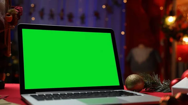 Зелений Екран Ноутбук Стоїть Червоному Столі Кімнаті Різдвяними Прикрасами Місце — стокове фото