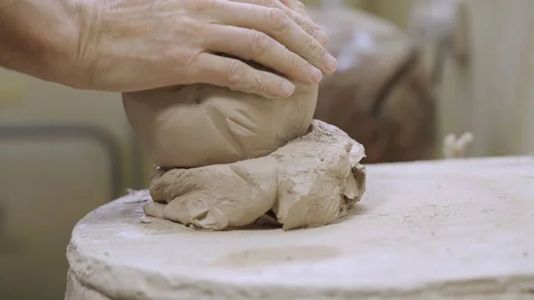 Potters Męskie Ręce Ugniatają Tworzą Miękki Kawałek Szarej Gliny Przygotowanie — Zdjęcie stockowe