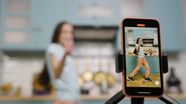 年轻女孩跳舞 为她们的博客或社交网络制作视频 博客在厨房里拍摄带有潮流内容的博客 网上内容 流行程度 青少年亚文化 Phone Camera — 图库照片