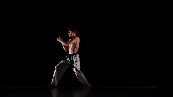 Man Kyokushinkai Karate Utför Kata Svart Studio Bakgrund Idrottsman Med — Stockvideo