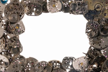 Eski yuvarlak saat üzerinde üst görünüm kopya alanı ile daire içinde düzenlenmiştir. Beyaz yuvarlak çerçeve. Eski bir saatin eski metal iç parçaları. Model ya da beyaz çalışma alanı. Parçalanmış saat