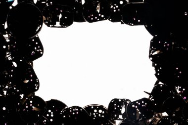 Koyu eski yuvarlak saat üzerinde üst görünüm kopya alanı ile daire şeklinde düzenlenmiştir. Beyaz yuvarlak çerçeve. Eski bir saatin eski metal iç parçaları. Model ya da beyaz çalışma alanı. Parçalanmış saat