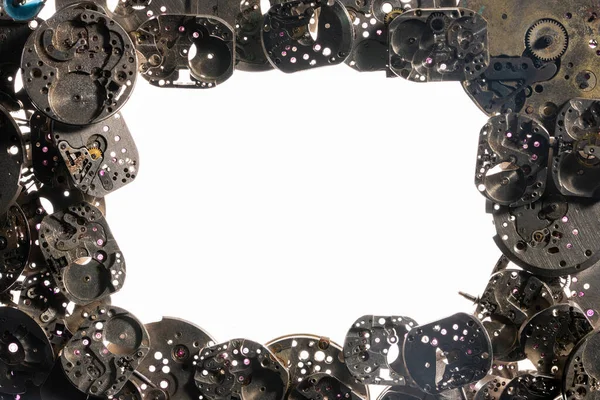 Eski yuvarlak saat üzerinde üst görünüm kopya alanı ile daire içinde düzenlenmiştir. Beyaz yuvarlak çerçeve. Eski bir saatin eski metal iç parçaları. Model ya da beyaz çalışma alanı. Parçalanmış saat