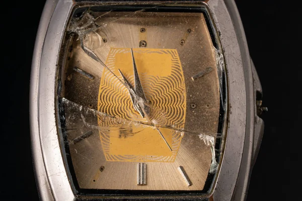 Ρολόι Καρπού Παλιό Μέταλλο Damage Dial Μαύρο Απομονωμένο Φόντο Στούντιο — Φωτογραφία Αρχείου