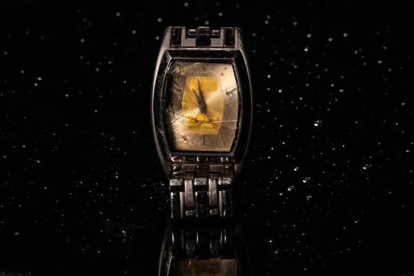 Alte Armbanduhr Aus Metall Mit Beschädigtem Zifferblatt Auf Schwarzem Reflektierendem — Stockfoto
