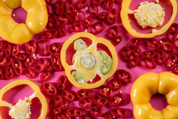 Krojone Pierścienie Żółtej Słodkiej Papryki Czerwonej Gorącej Papryki Chili Różowym — Zdjęcie stockowe