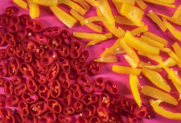 Kuttede Stykker Gul Grønnsakpaprika Ringer Rød Chili Pepper Rosa Bakgrunn – stockfoto