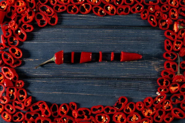 Μια Χούφτα Καυτερή Πιπεριά Κόκκινου Τσίλι Κομμένη Ροδέλες Μια Σκούρα — Φωτογραφία Αρχείου
