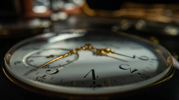 Срібний Старовинний Кишеньковий Годинник Білим Циферблатом Золотими Руками Блискучим Відбиваючим — стокове фото