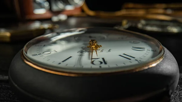 Relógio Bolso Antigo Prata Com Mostrador Branco Mãos Douradas Vidro — Fotografia de Stock