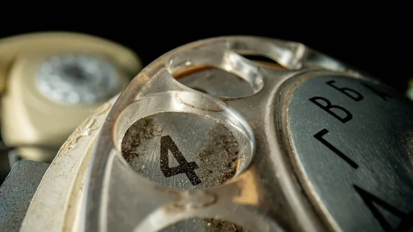 Disco Selezione Vecchio Telefono Sporco Con Foro Rotondo Numero Quattro — Foto Stock