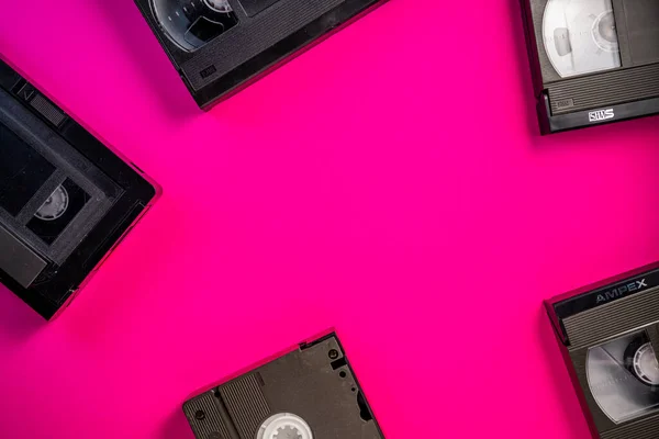 黑色的老式Vhs模拟盒式磁带 粉色背景 带有文字工作空间 从90年代开始 带模拟磁带的塑料复古录像带 怀旧的概念 — 图库照片