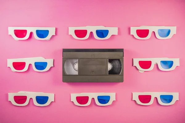 안경에 파란색붉은 렌즈와 배경에 비디오 테이프 비디오 카세트와 테이프 차원판지 — 스톡 사진