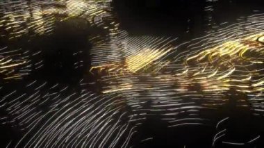 Siyah arkaplanda hareket eden elementlerle deforme olmuş dalgalı kablolar. Alanın derinliği. 3 boyutlu canlandırma döngüsü animasyonu. Mavi dokuda serin spiral desen. Kusursuz 3d döngü arkaplan canlandırması.