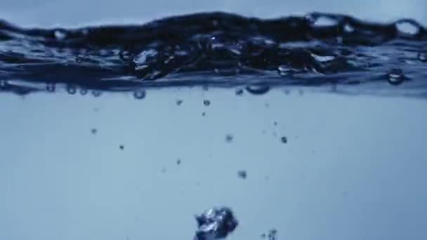 Glanzende Luchtbellen Rijzen Rustig Wateroppervlak Barsten Los Vormen Plons Versheid — Stockvideo