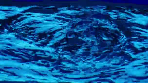 Bubbelend Wateroppervlak Met Opstijgende Luchtbellen Blauwe Transparante Vloeistof Trilt Creëert — Stockvideo