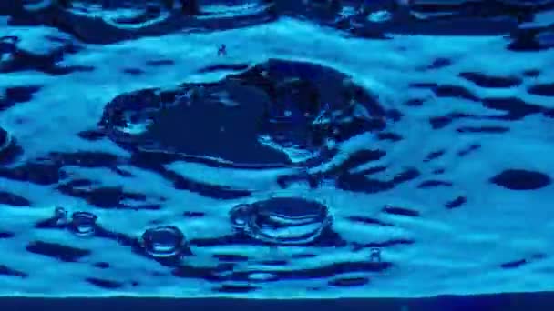 Vista Inferiore Bolle Aria Lucenti Che Alzano Superficie Acqua Scoppiando — Video Stock