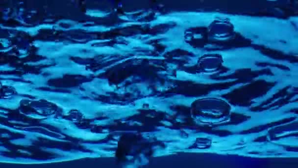 Onderaanzicht Van Glanzende Luchtbellen Die Oprijzen Het Wateroppervlak Barsten Spatten — Stockvideo